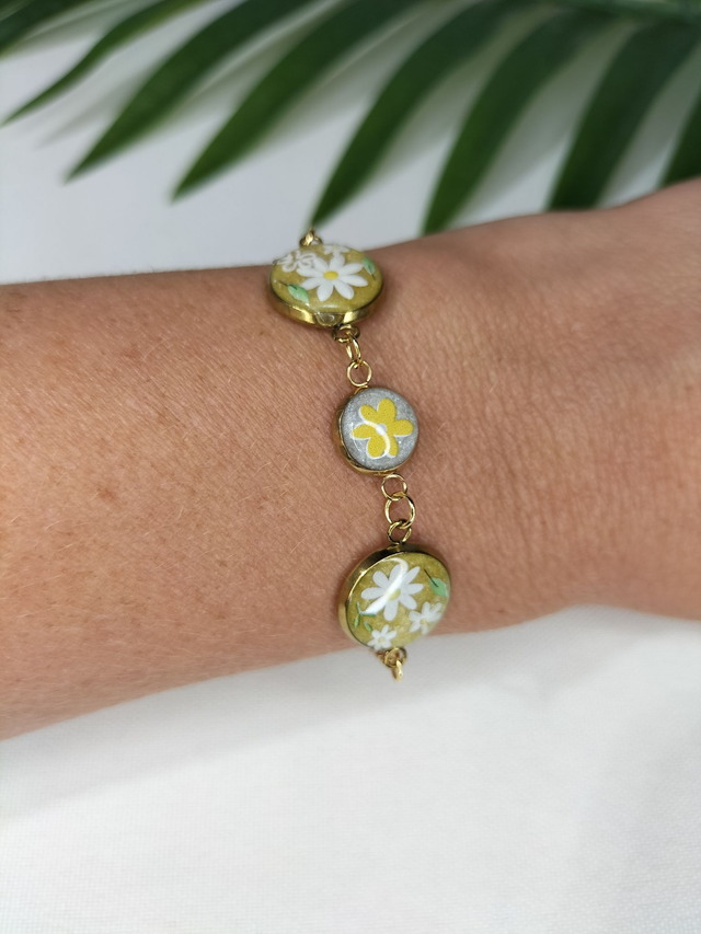 Bracelet jaune d&#039;or et fleurs blanches