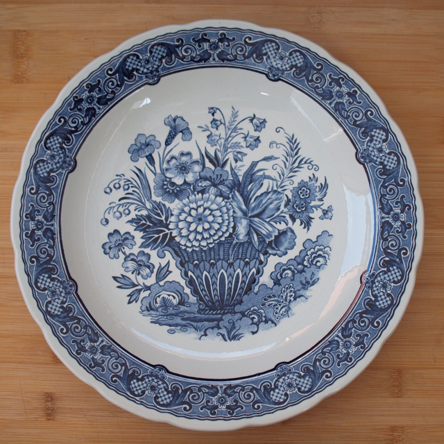 Boch Royal Sphinx | Sierschaal Sierbord (diameter 31 cm | hoogte 4,5 cm) ‘Delft’ motief in blauwe kleur | Vintage