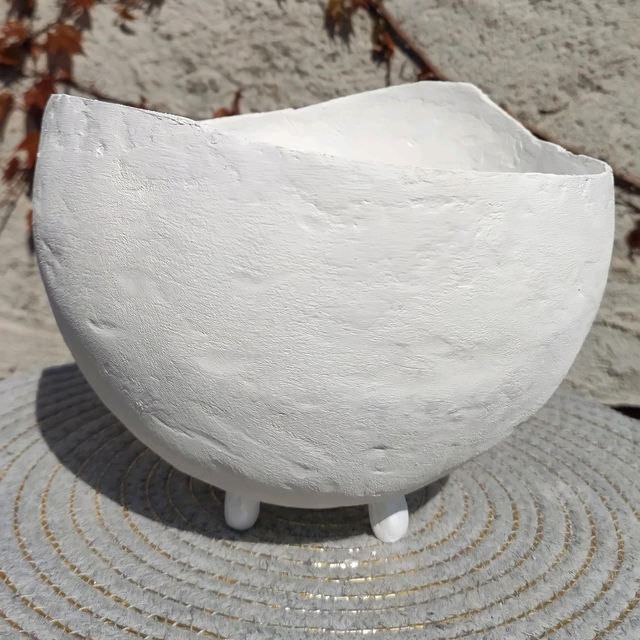 Vase en terre papier avec pieds fabriqué à la main