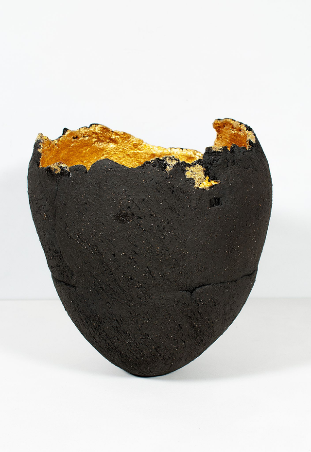 Large black and gold pot