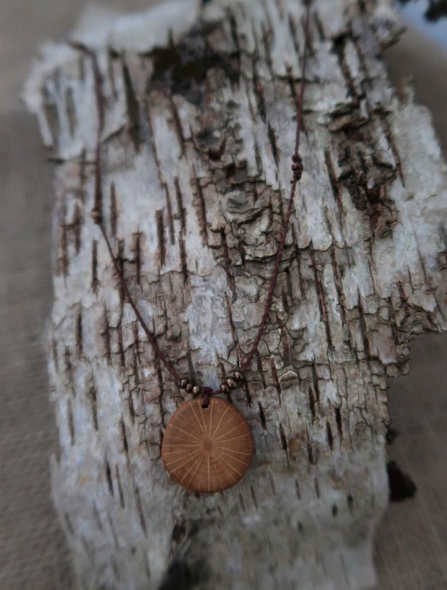 Halskette mit Holzanhänger mit natürlicher Maserung