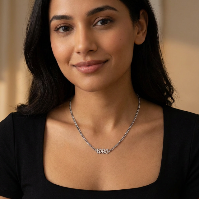 Zilverkleurige halsketting geboortejaar