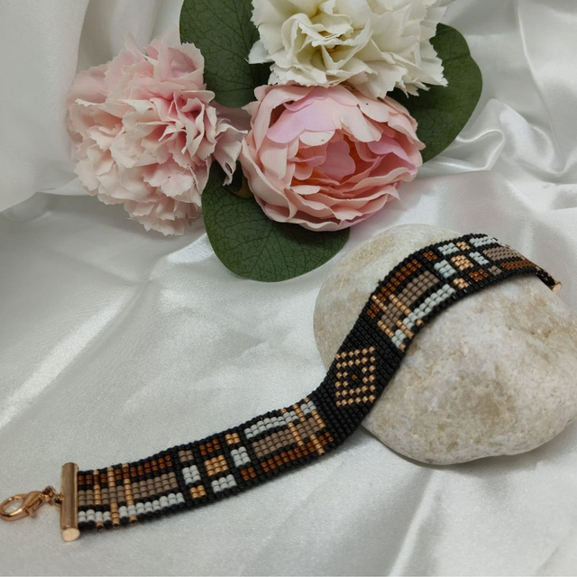 Bracelet noir, blanc, taupe et marron