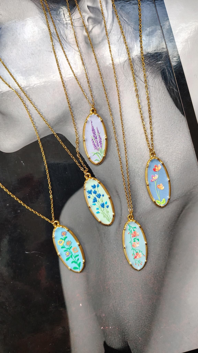 Collana con fiori dipinti 