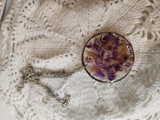 Pendentif rond fleurs séchées violettes