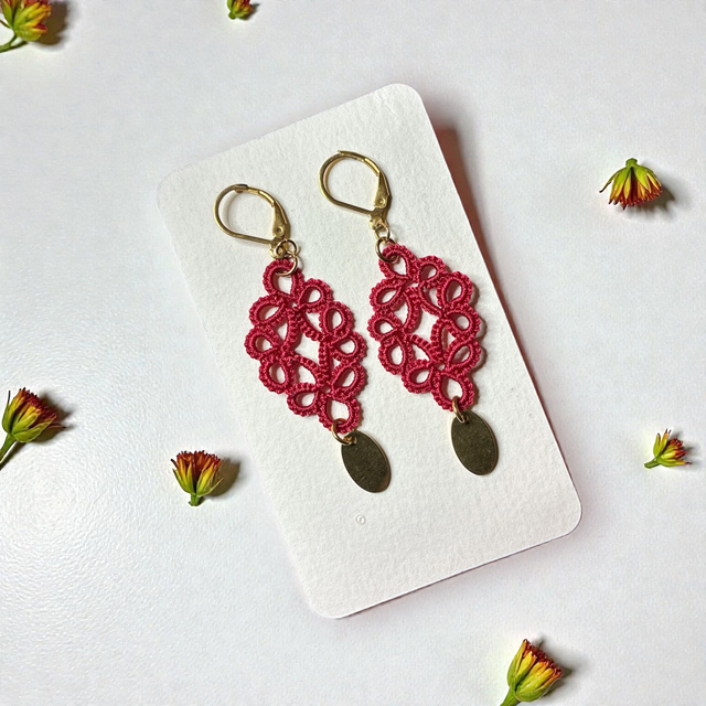 Boucles d'oreilles en dentelle de frivolité rouge