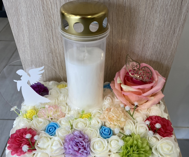 Plateau fleurs avec bougie funéraire 