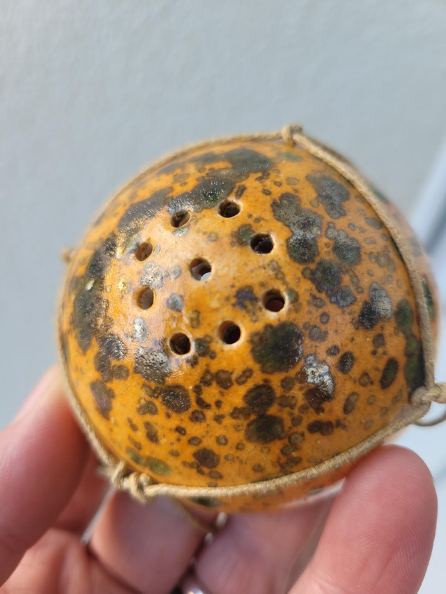 Porte-boule de graisse céramique – Jaune Ocre Moucheté - Fait main