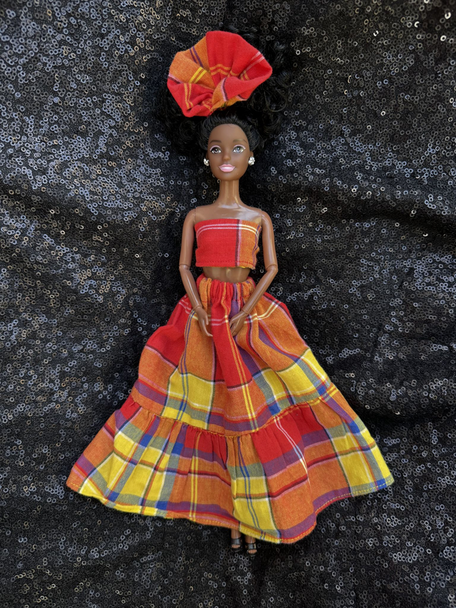 Poupée – Robe en Madras rouge et jaune &amp; Coiffe assortie - Fait main