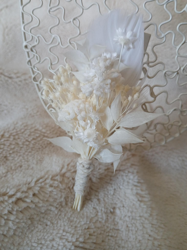 Boutonnière marié blanc pur