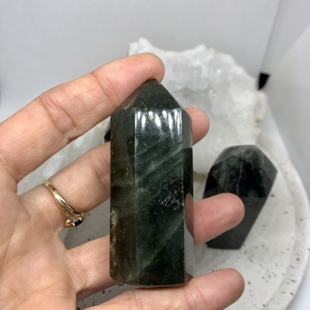 Obélisque polie en Labradorite A 