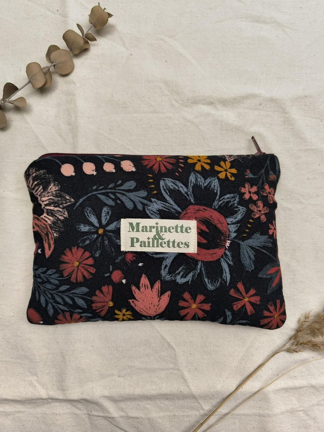 Pochette upcyclée - noire à motifs
