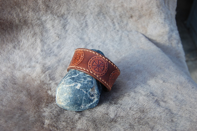 Bracelets en cuir en 30 mm de large de style médiéval