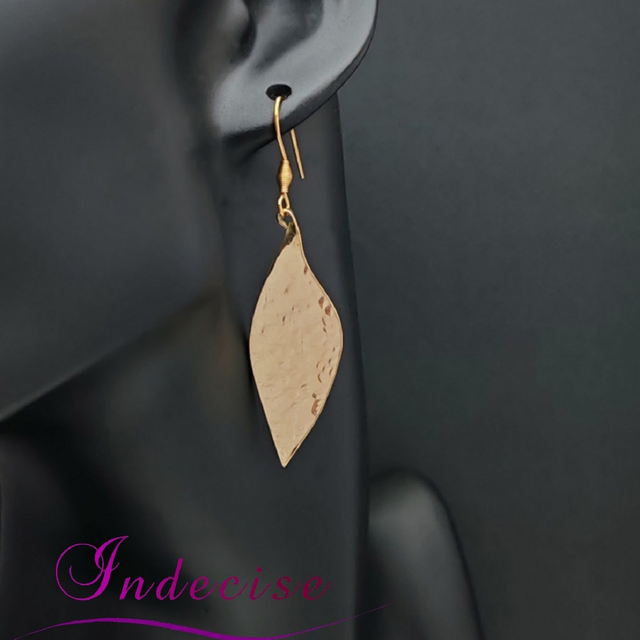 Boucles d'oreilles feuilles en laiton martelé - Création artisanale Indecise