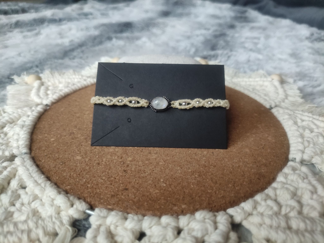 Bracelet couleur blanc cassé avec pierre de lune