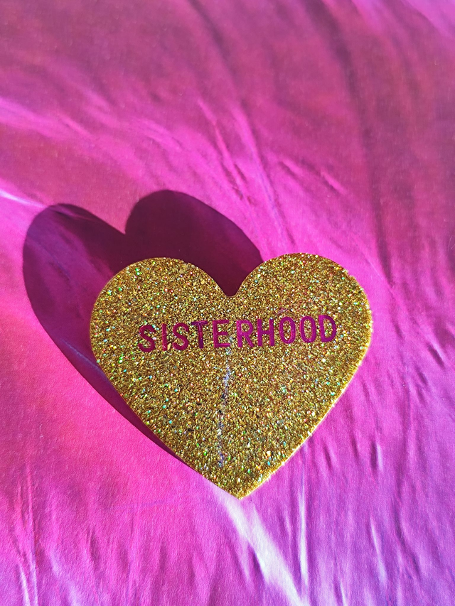 Broche cœur à paillettes XL - message : SISTERHOOD