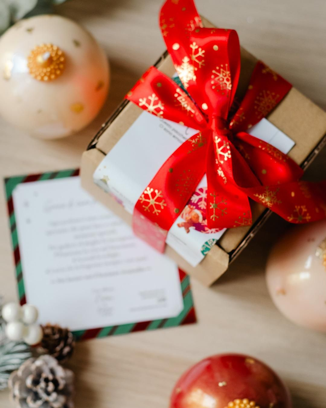 Sfera Natalizia Profumata – Candela Artigianale Deluxe in Edizione Limitata