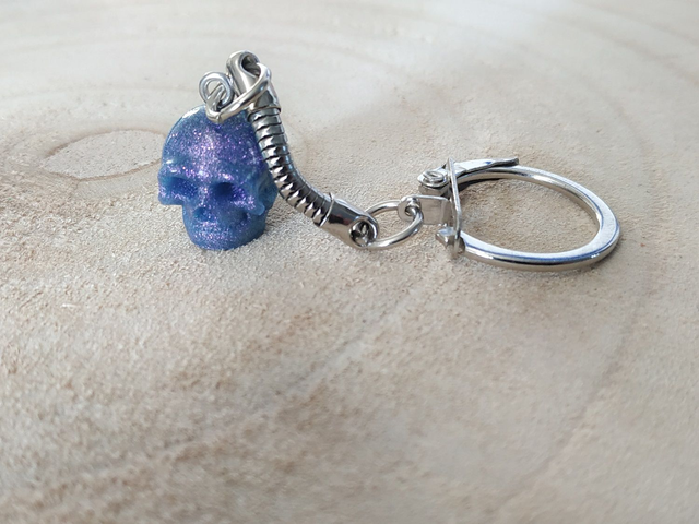 Porte-clés tête de mort violette