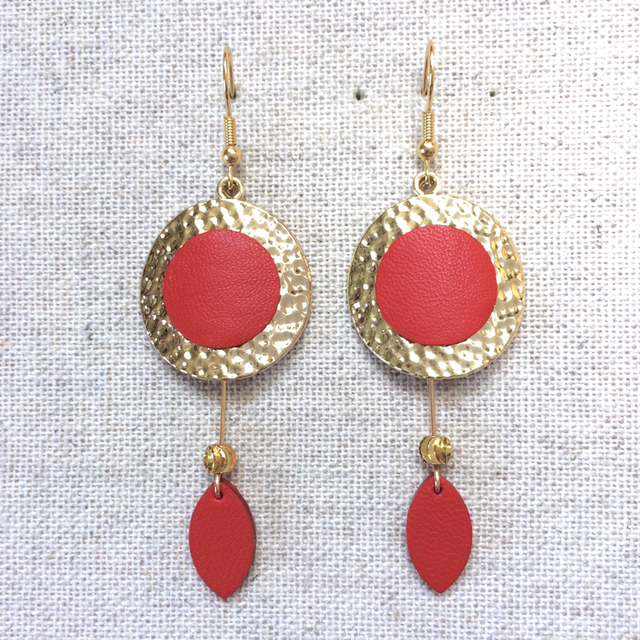 Boucles d’oreilles « Gong » dorées, cuir rouge coquelicot