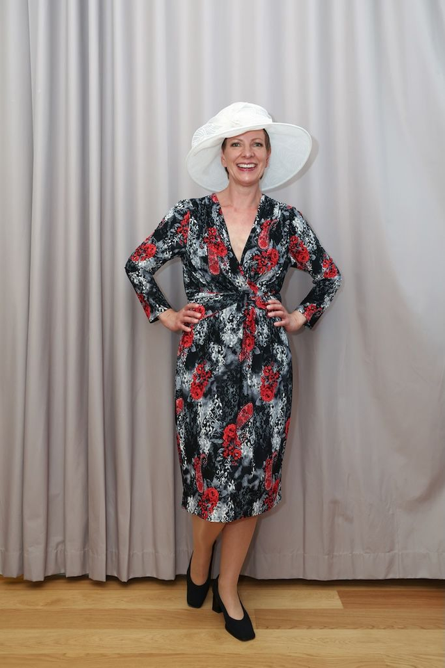 Michaela Louisa kukkamekko harmaan punaisin sävyin koot 44 ja 46