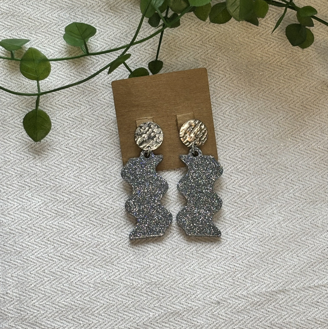 Boucles d’oreilles résine argentées à paillettes 