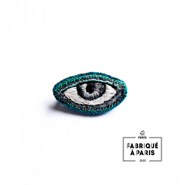 Broche œil brodé main aux  tons verts et gris