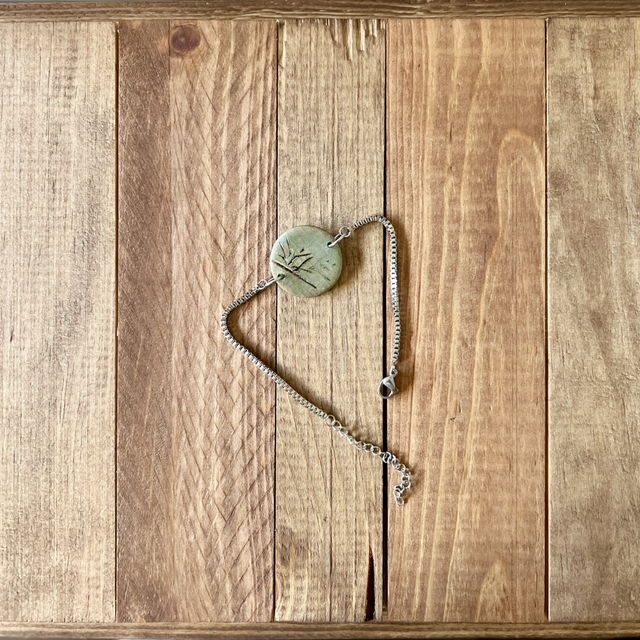 Bracelet bois de hêtre ciré vert et pyrogravure 