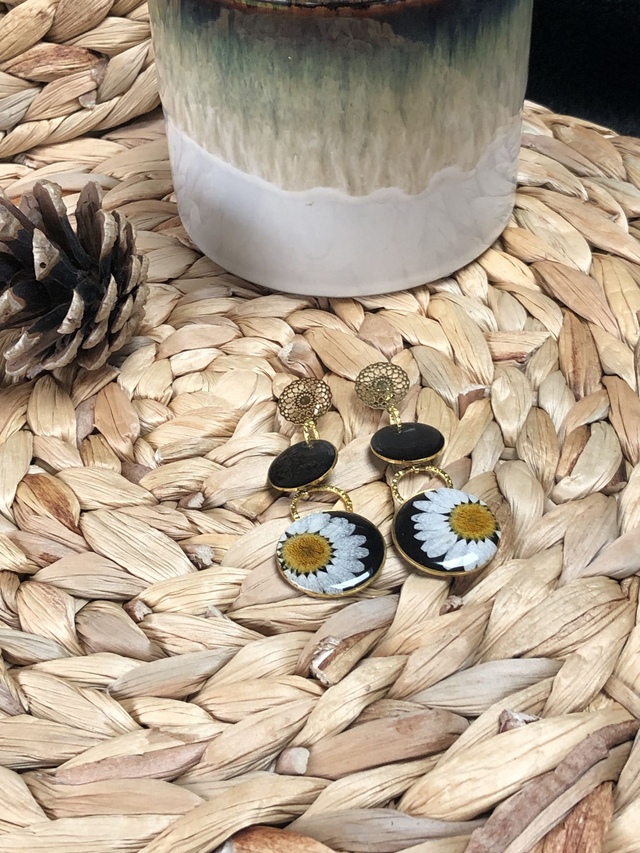 Boucles d'oreilles Margot - marguerite sur fond noir