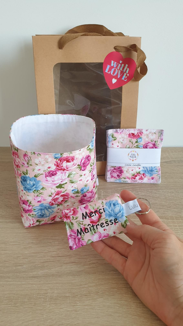 Coffret: panier +4 cotons + porte clés Merci Maîtresse (rose bleu)