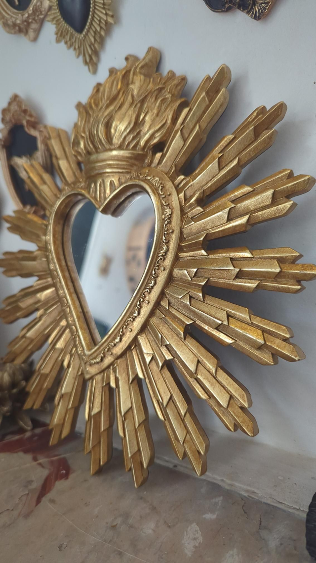 Miroir cœur sacré rayonnant doré – style baroque