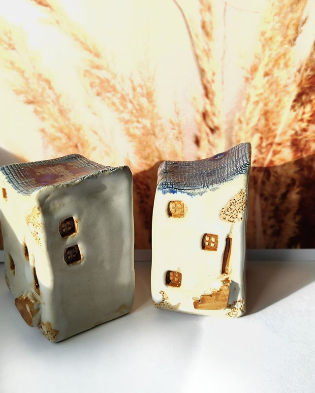 Ceramiczny domek - kamieniczka z niebieskim dachem