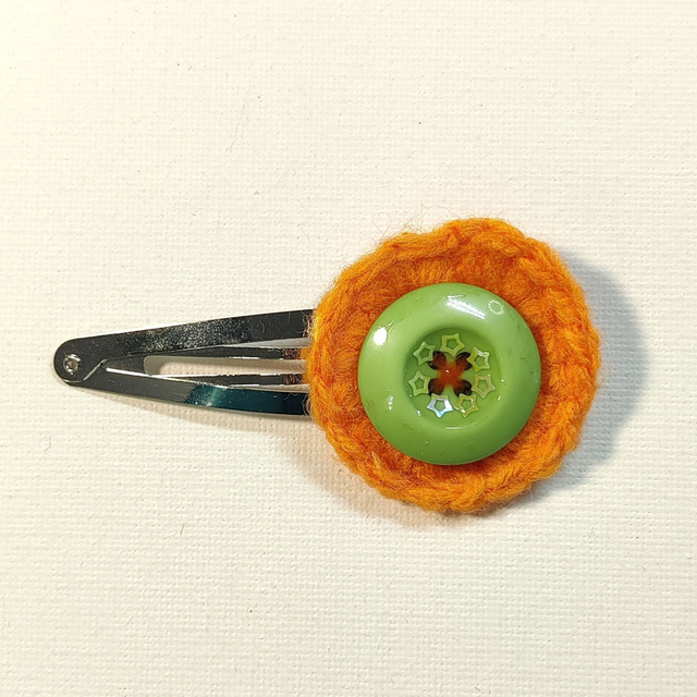 Barrette fleur simple orange crochet bouton vert clic clac