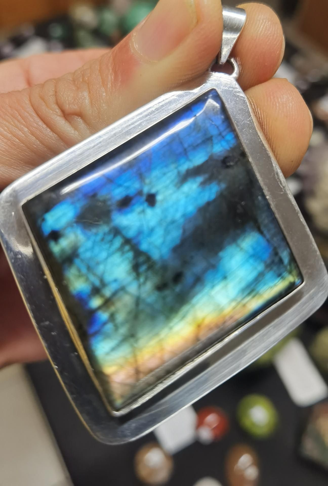 Pendentif labradorite - écran arc en ciel