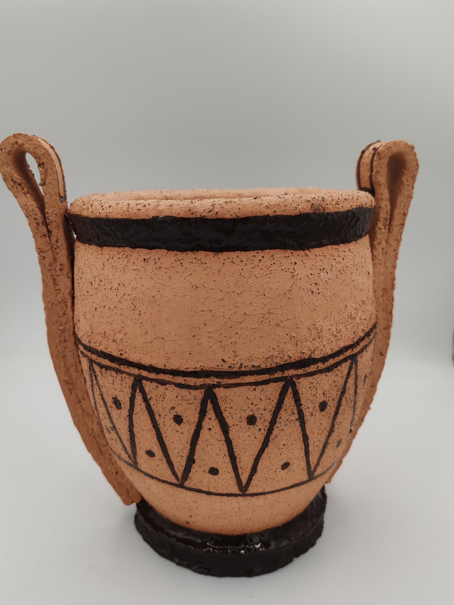 Vase en chamotte style antique