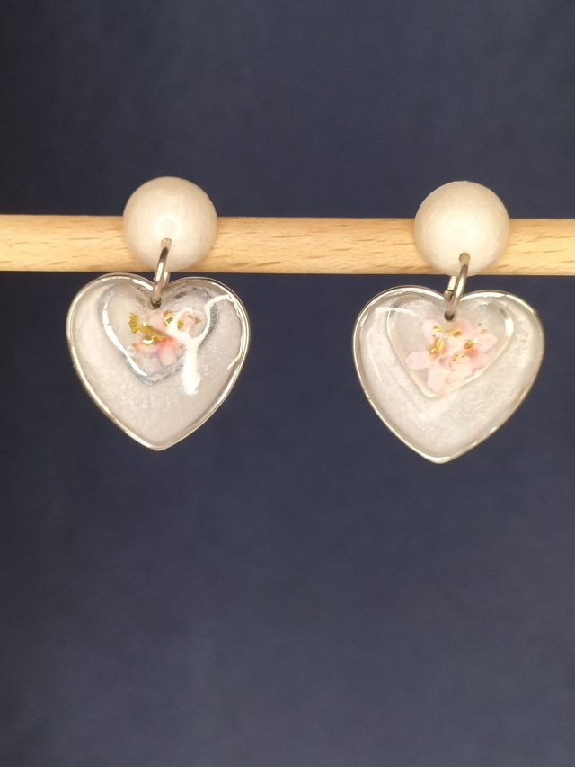 Boucles cœurs, résine blanche, motifs fleurs roses et or