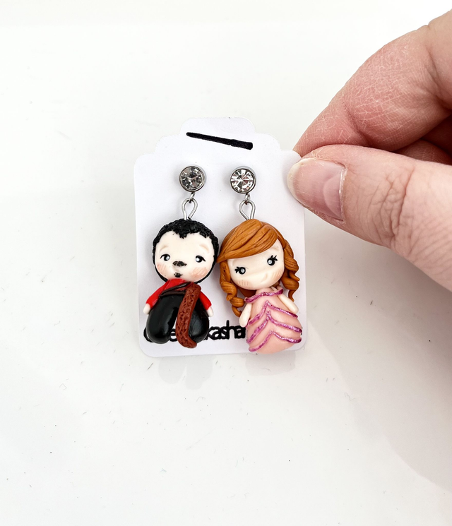 Orecchini a lobo pendenti fan art in stile chibi con strass bianco e perni in acciaio inossidabile 