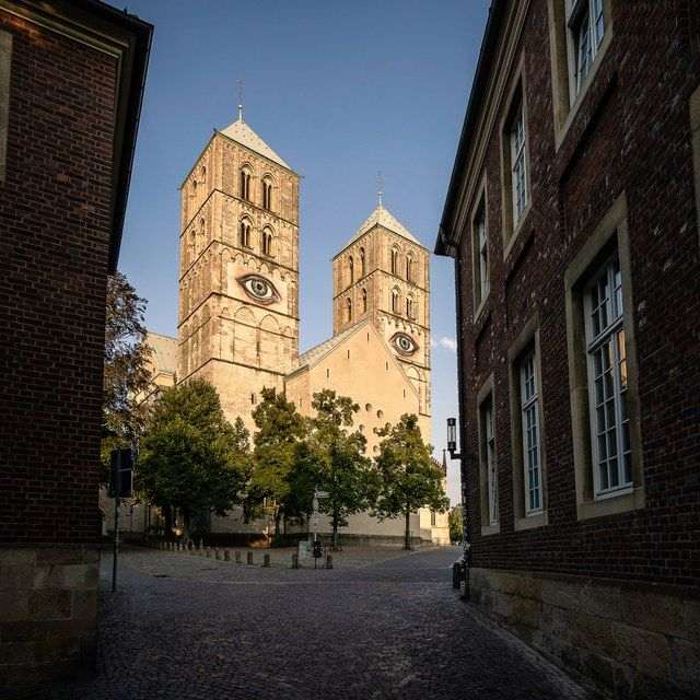 Domtürme am Ende der Gasse
