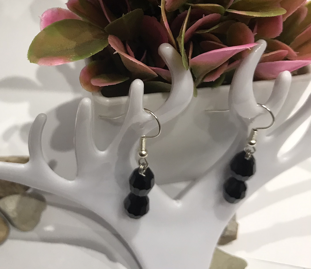 Black Dangling Earrings- BDE090