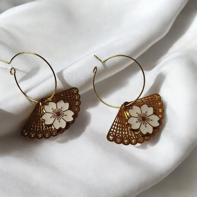 Boucles d&#039;oreilles blanc et doré