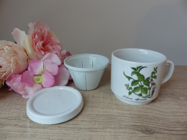Tisanière vintage en porcelaine – décor fleurs de mélisse – avec filtre et couvercle – fabriquée en Allemagne