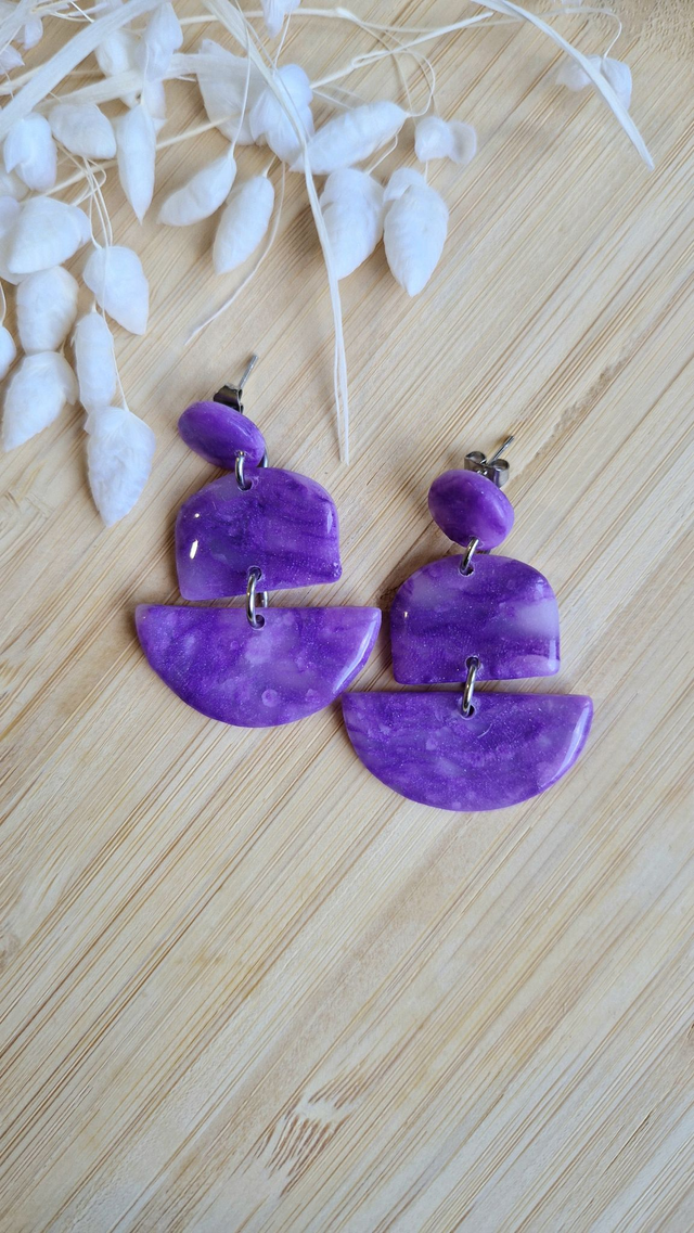 Lilas - Boucles d'oreilles en pâte polymère et résine. 