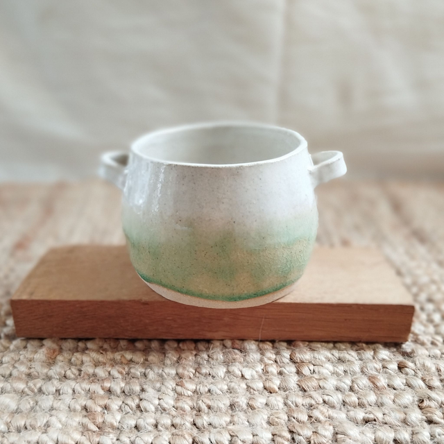 Petit cache-pot "panier", argile blanc, émail blanc et vert craquelé