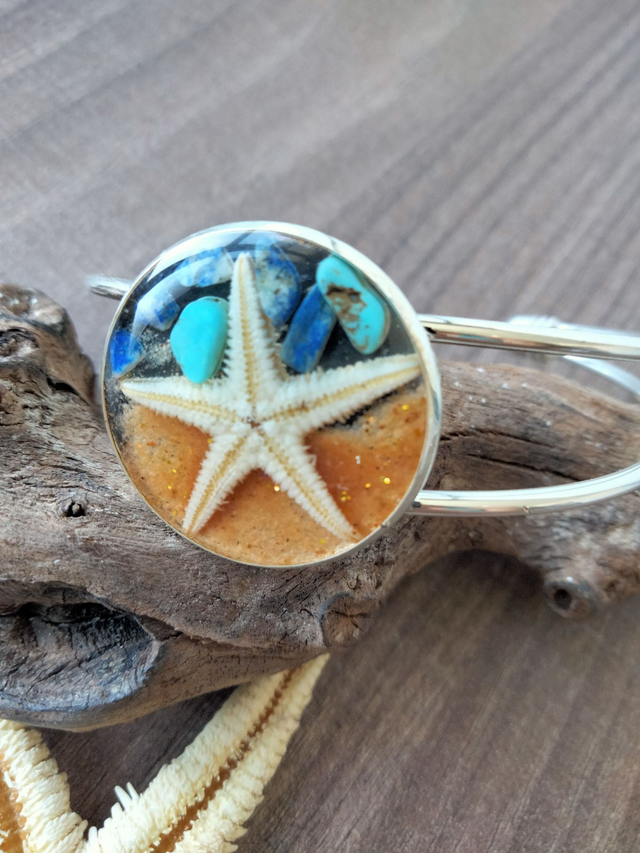 Bracelet manchette réglable en laiton couleur argent avec insertion d'une étoile de mer avec de la résine époxy