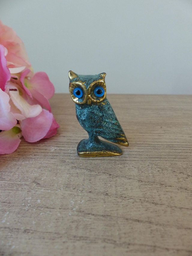 Figurine Miniature Hibou en Laiton aux Yeux Bleus – Sculpture Vintage d’Art Grec, Symbole de Sagesse et Porte-Bonheur