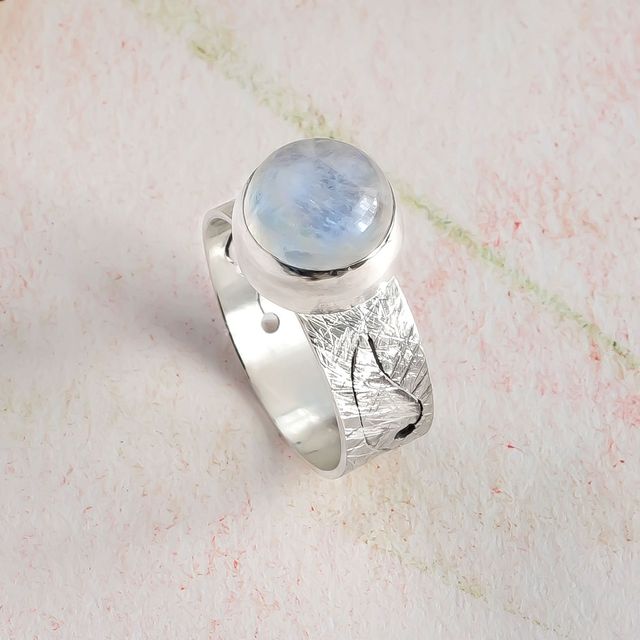 Anillo en plata 925 calado y con piedra de luna