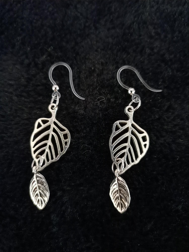 Boucles d'oreilles doubles feuilles argenté 
