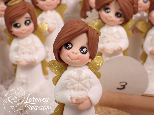 Angioletto del Natale 2025 n° 03  con fiocco di neve, modellato e dipinto a mano. Pezzo unico, da collezione, firmato e numerato. Made in Italy, made in Treviso, Lorenza Creazioni.

