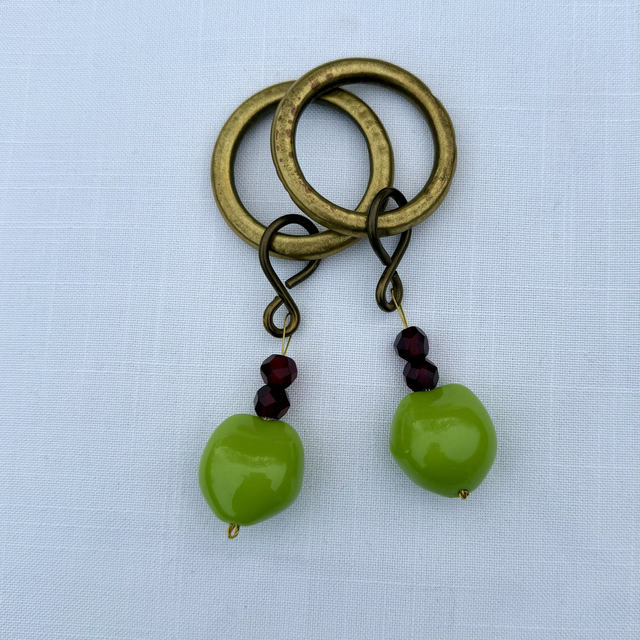 Messing servetring met groene kraal