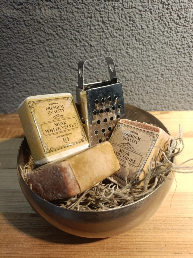 Metaal schaaltje met rasp en 3 amberblokjes