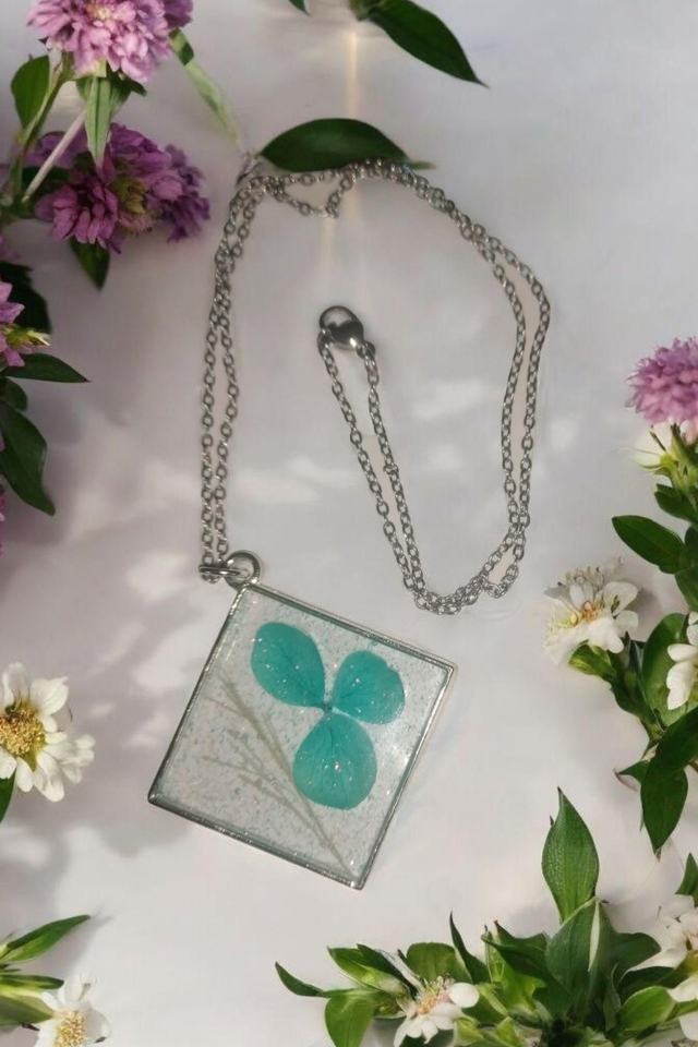 Collier en résine uv, hypoallergénique fait main 